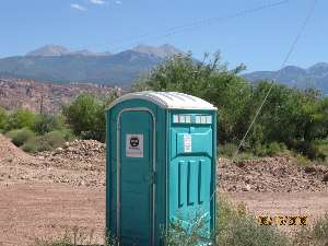 wutbike10-36-RJ scenic toilet Moab.jpg (326238 bytes)
